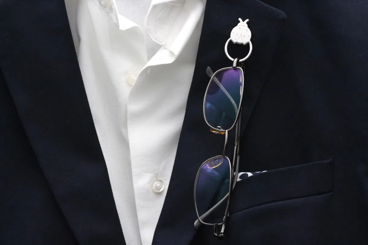 Porta occhiali uomo spilla, Portaocchiali per occhiali da sole e da vista, Supporto per occhiali magnetico o con pin color argento, Reggi occhiali