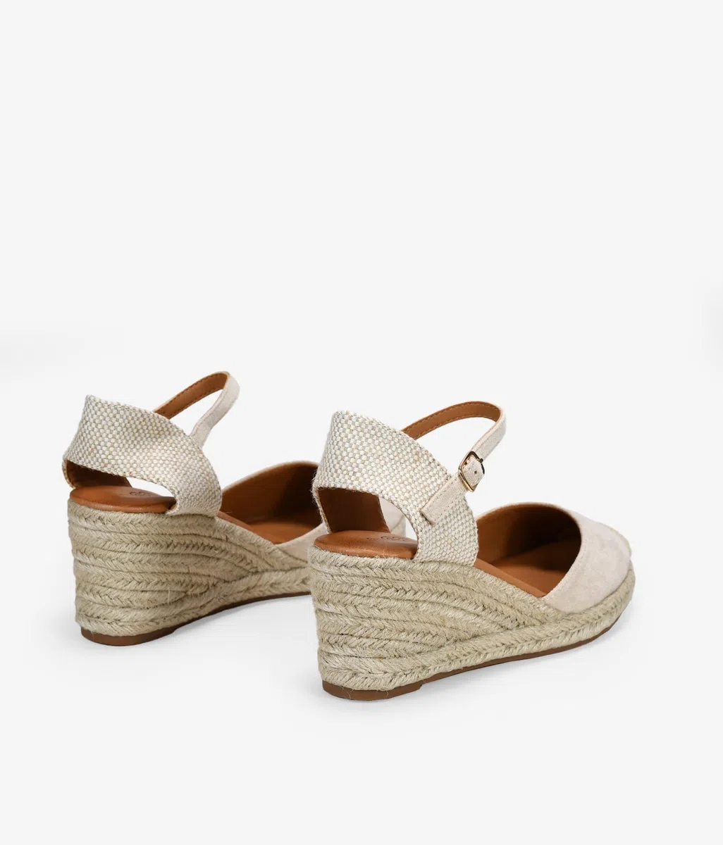 BOSANOVA Espadrillas da donna realizzate in camoscio vegano con punta chiusa in tela e zeppa di Sparto. Chiusura con cinturino con fibbia. Scarpe da donna