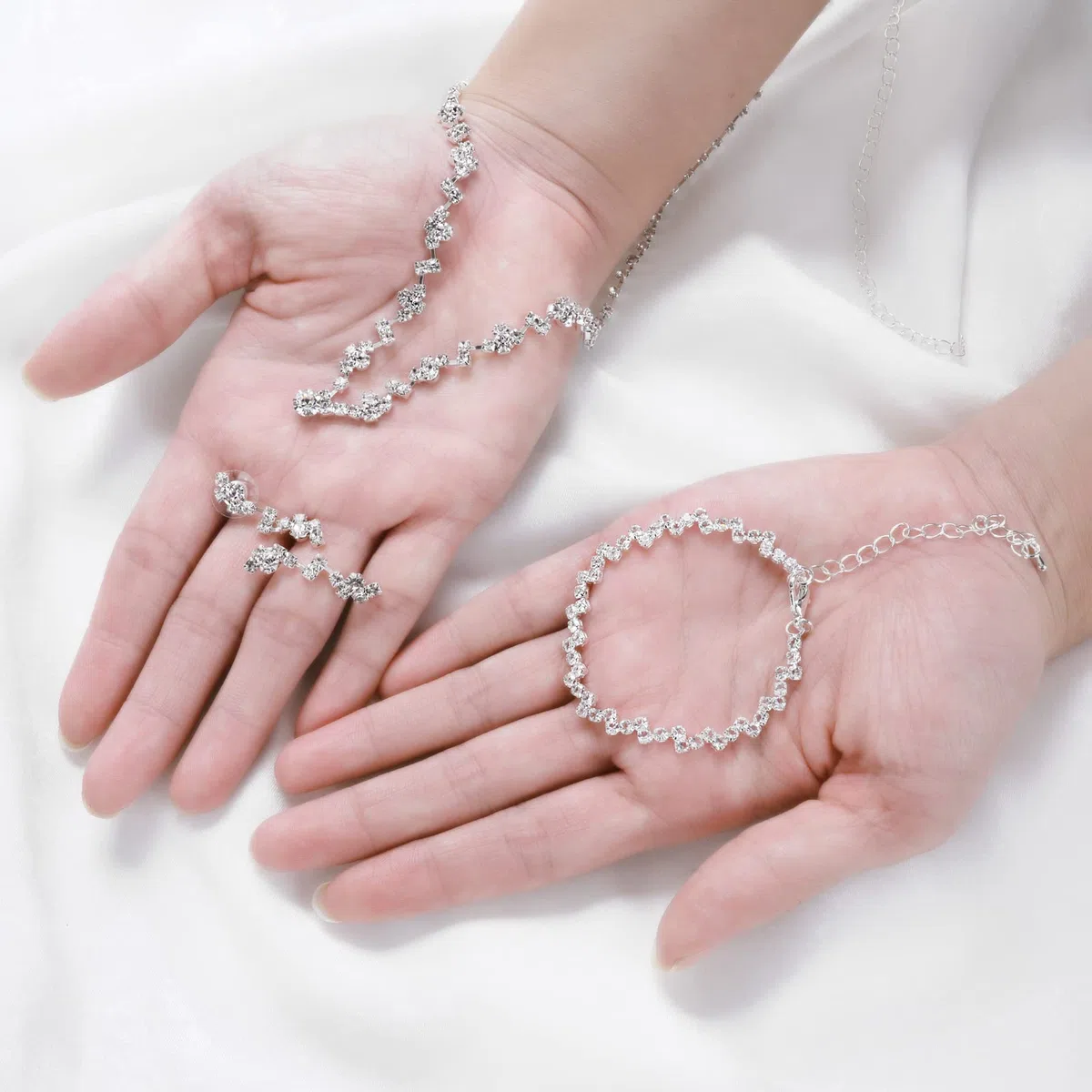 Yolev Parure Gioielli Donna da Sposa con Strass Include Collana Diamanti Bracciale Orecchini Damigella d'Onore Costume da Ballo Set di Gioielli per la Desta Nuziale Bigiotteria Donna