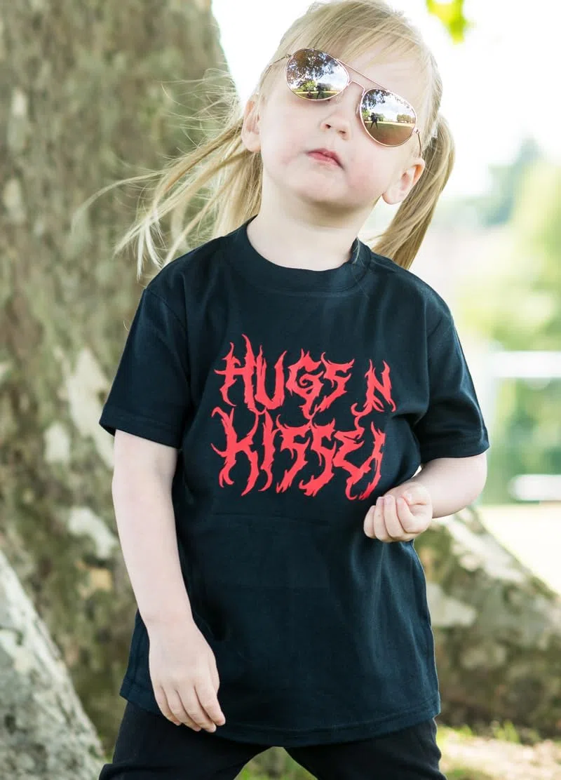 Funny HUGS n KISSES - Maglietta a maniche corte con fascia in metallo pesante per neonati e bambini, unisex con musica cool rock | Regali alternativi per bambini | BABY MOO'S IT