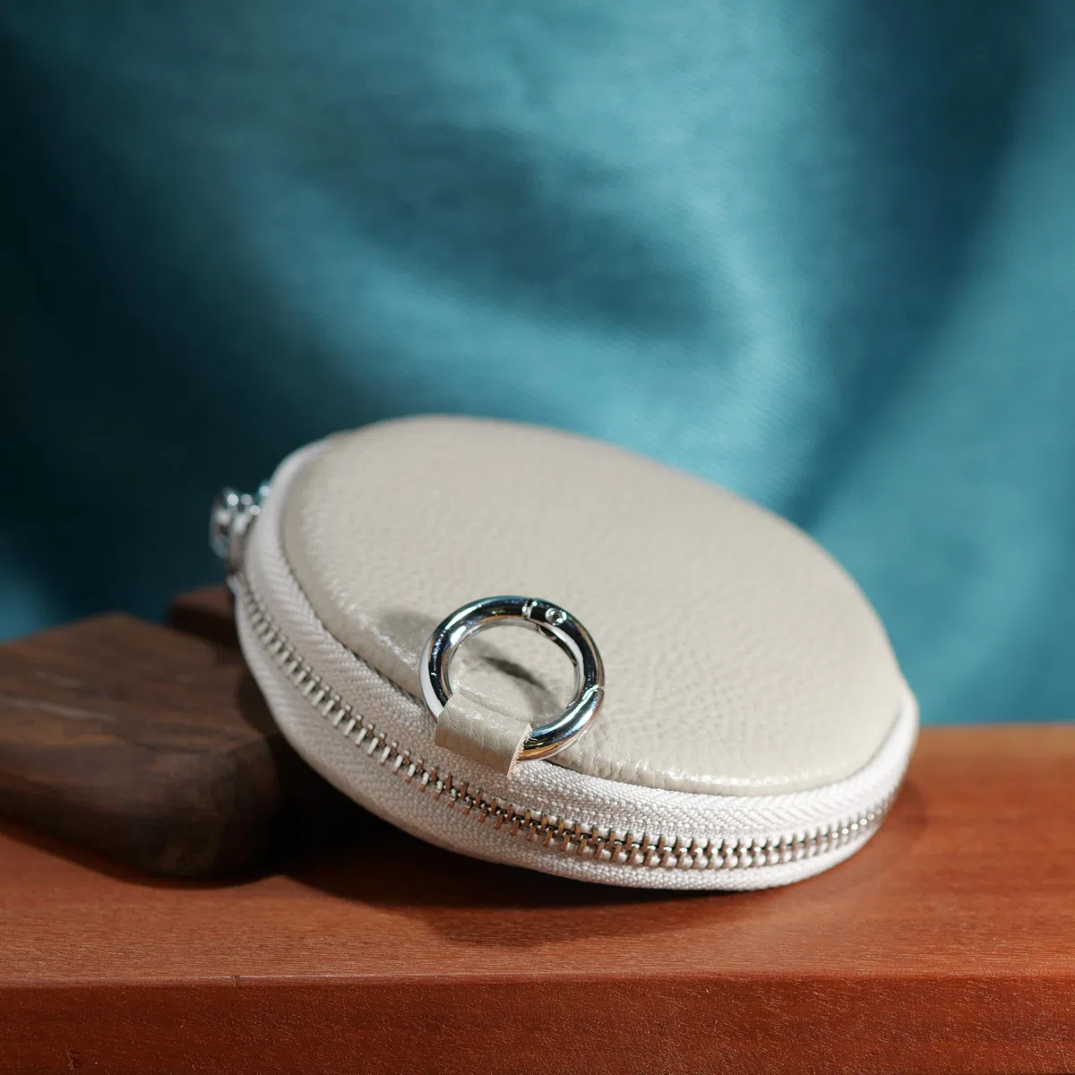 Portamonete Rotondo in Pelle Con Moschettone per Carte di Monete e Piccole Cose, Bianco