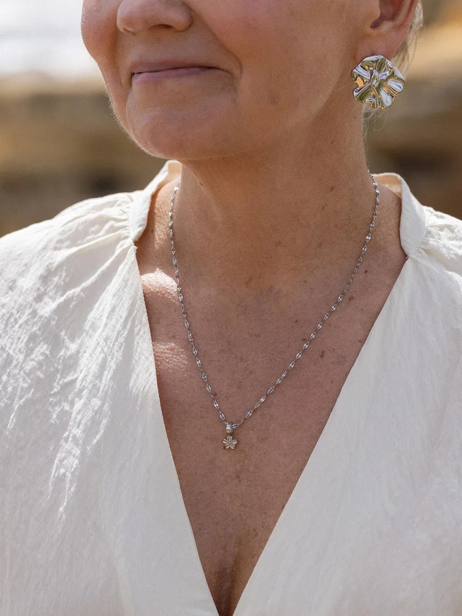 Purelei Birth Flower Charms – Ciondolo mese di nascita – simbolo di fedeltà e saggezza – acciaio inox placcato oro – per collane e braccialetti, März, Acciaio inossidabile