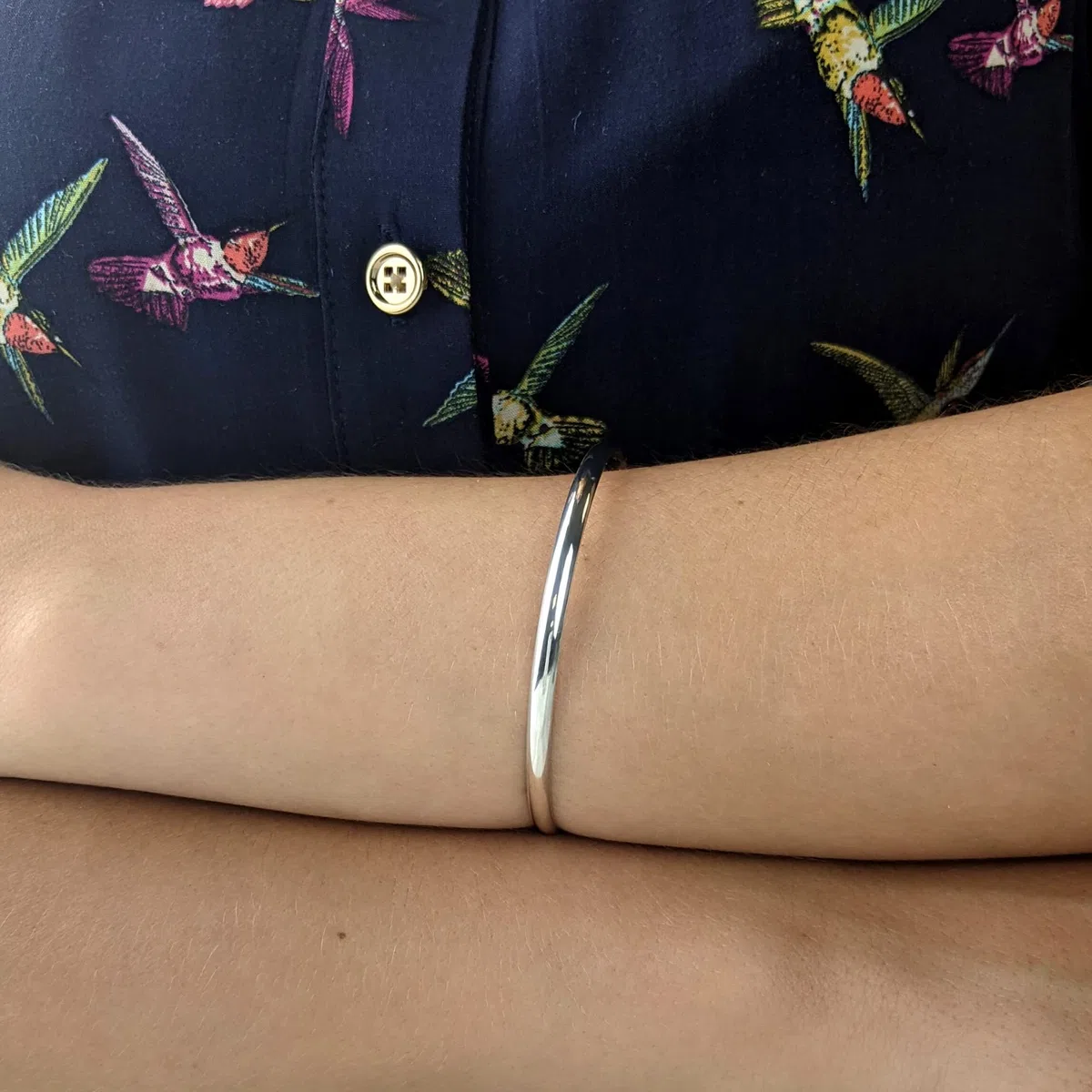 Silverly Braccialetto in Argento Massiccio Impilabile Rotondo da 4mm da 25 Pezzi | Bracciale in Argento Sterling con Fascia Curva Piatta per Donna | Elegante Bracciale Sottile in Argento Impilabile