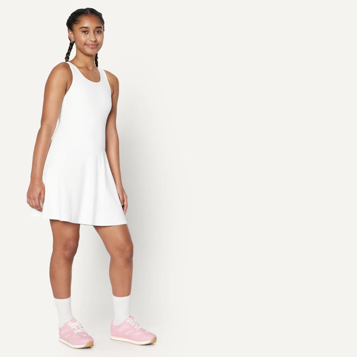 Amazon Essentials Bambine e Ragazze Abito da Tennis Tecnico in Tessuto Formflex Morbidissimo con Body, Reggiseno e Pantaloncini Integrati