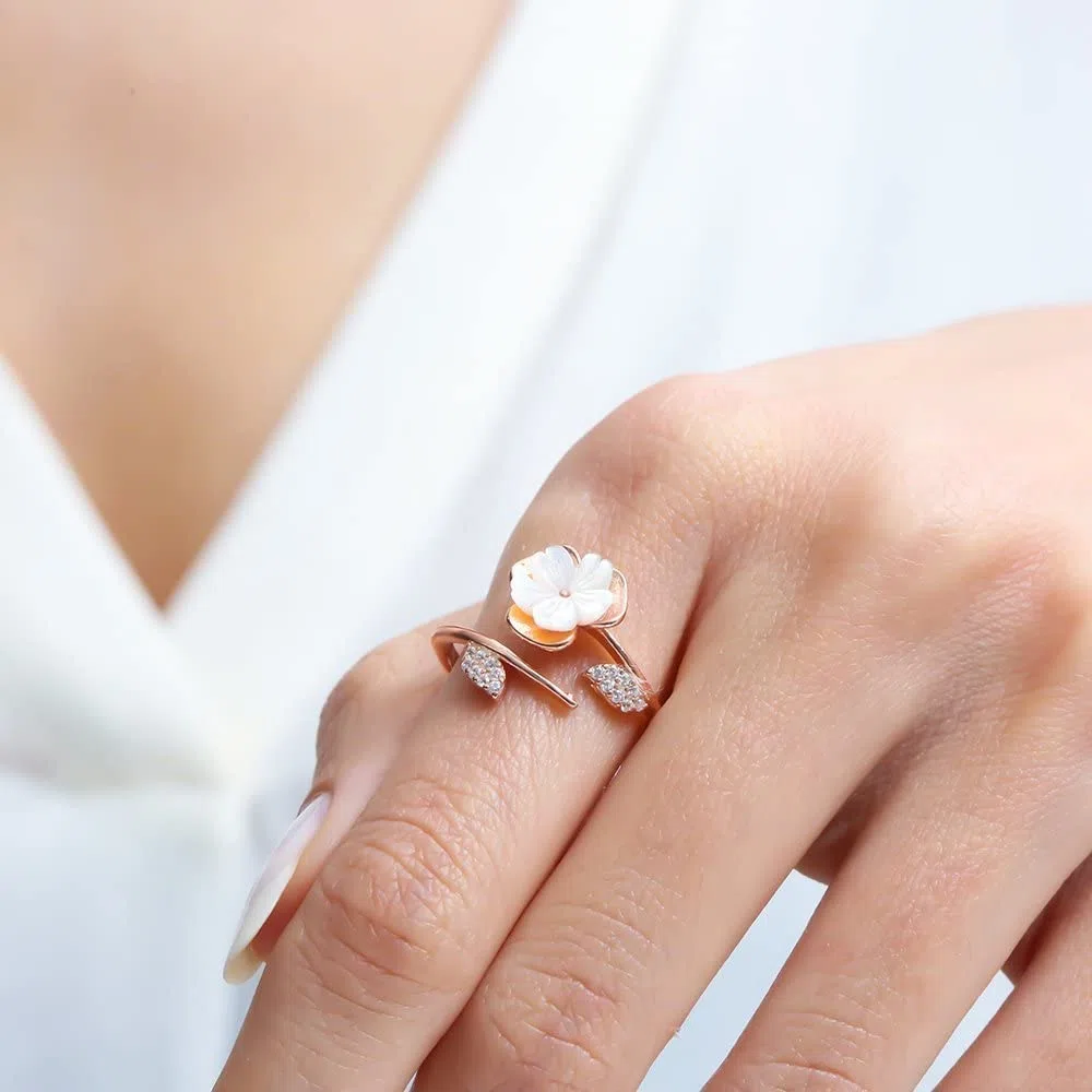 Anello regolabile in argento color oro rosa con motivo a magnolia in fiore ornato di strass