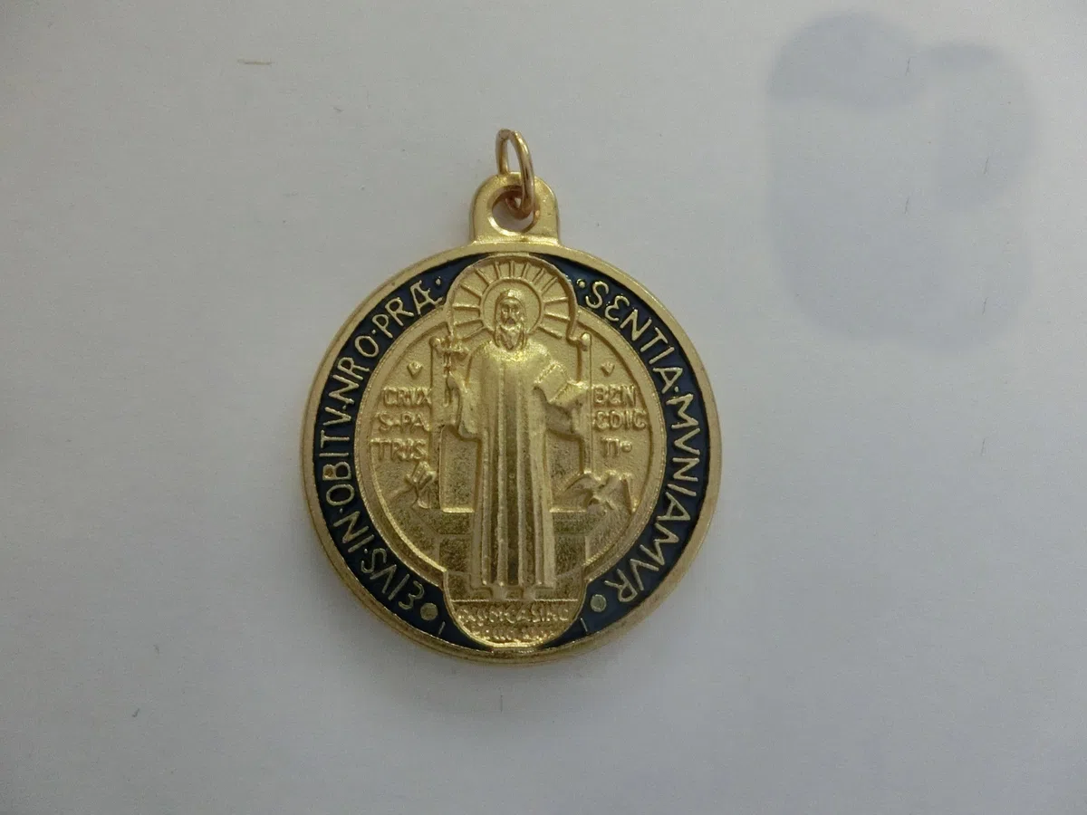 GTBITALY 60.049.21 medaglia di San Benedetto Oro Smaltata Misura 32 mm con Anello prete esorcismo Suora Chiesa sacerdote Santo