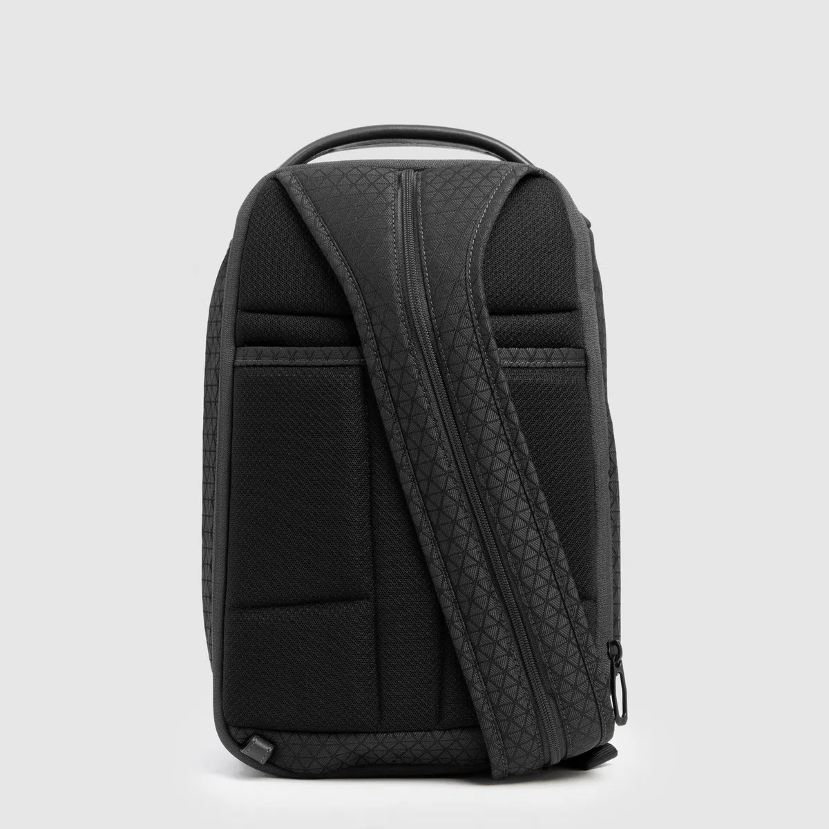 PIQUADRO Zaino monospalla uomo in tessuto riciclato | Aggancio per Trolley, Cinturino ergonomico, Vani organizzati, Elegante e Professionale, Ufficio, Uso quotidiano