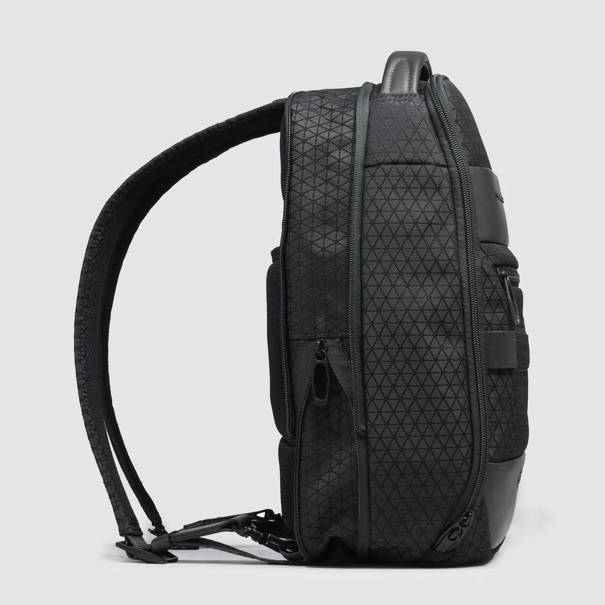 PIQUADRO Zaino monospalla uomo in tessuto riciclato | Aggancio per Trolley, Cinturino ergonomico, Vani organizzati, Elegante e Professionale, Ufficio, Uso quotidiano