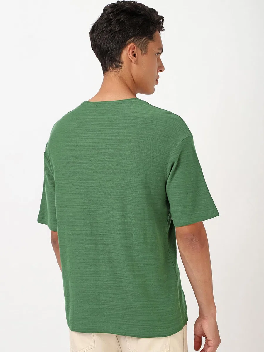 Bewakoof Air 1.0 T-shirt da uomo tinta unita oversize a mezza manica girocollo in cotone fiammato