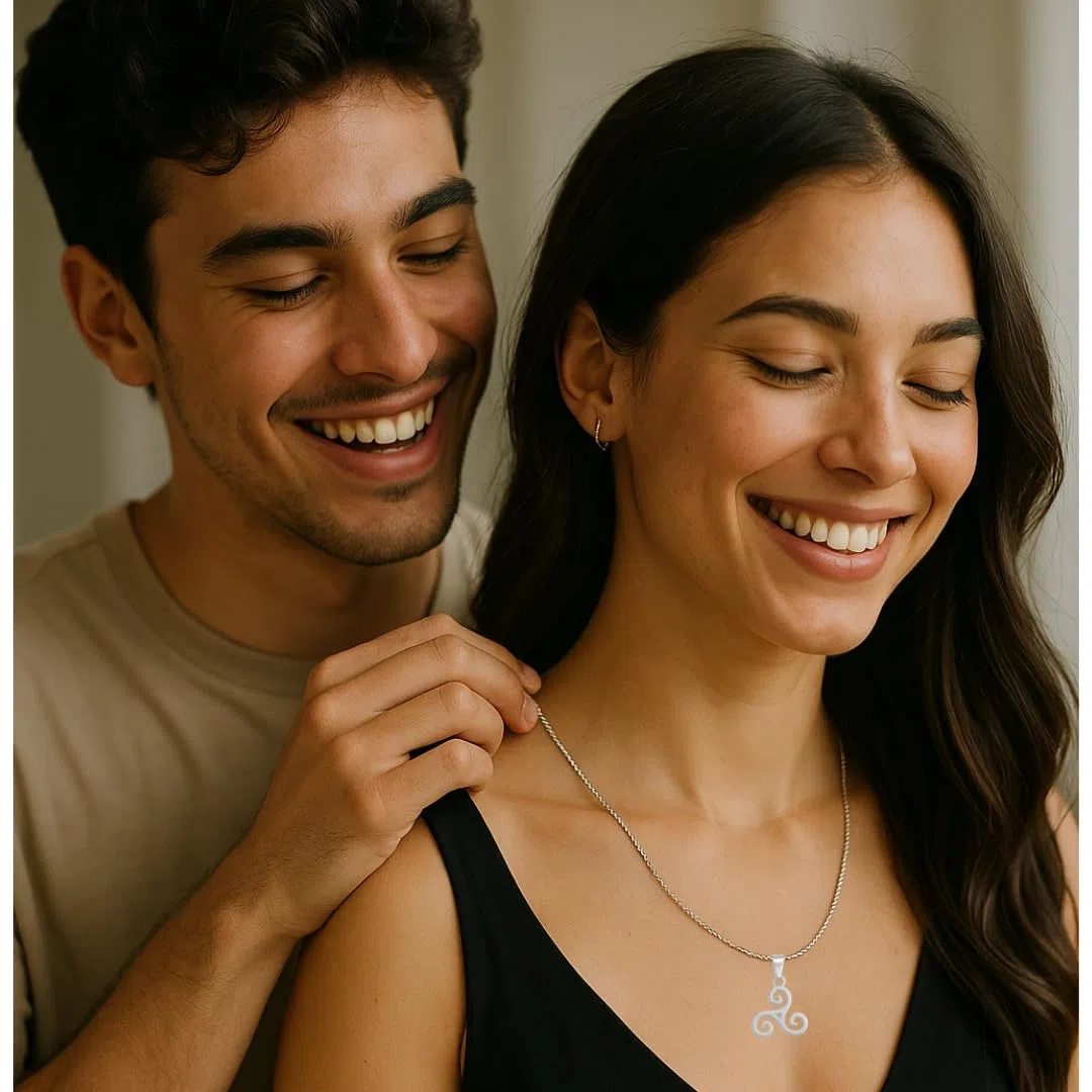 Ciondolo piccolo Triskel bretone in acciaio inossidabile – Triskelion Celtico simbolo energetico di protezione e armonia – gioiello unisex spirituale (catena non inclusa)