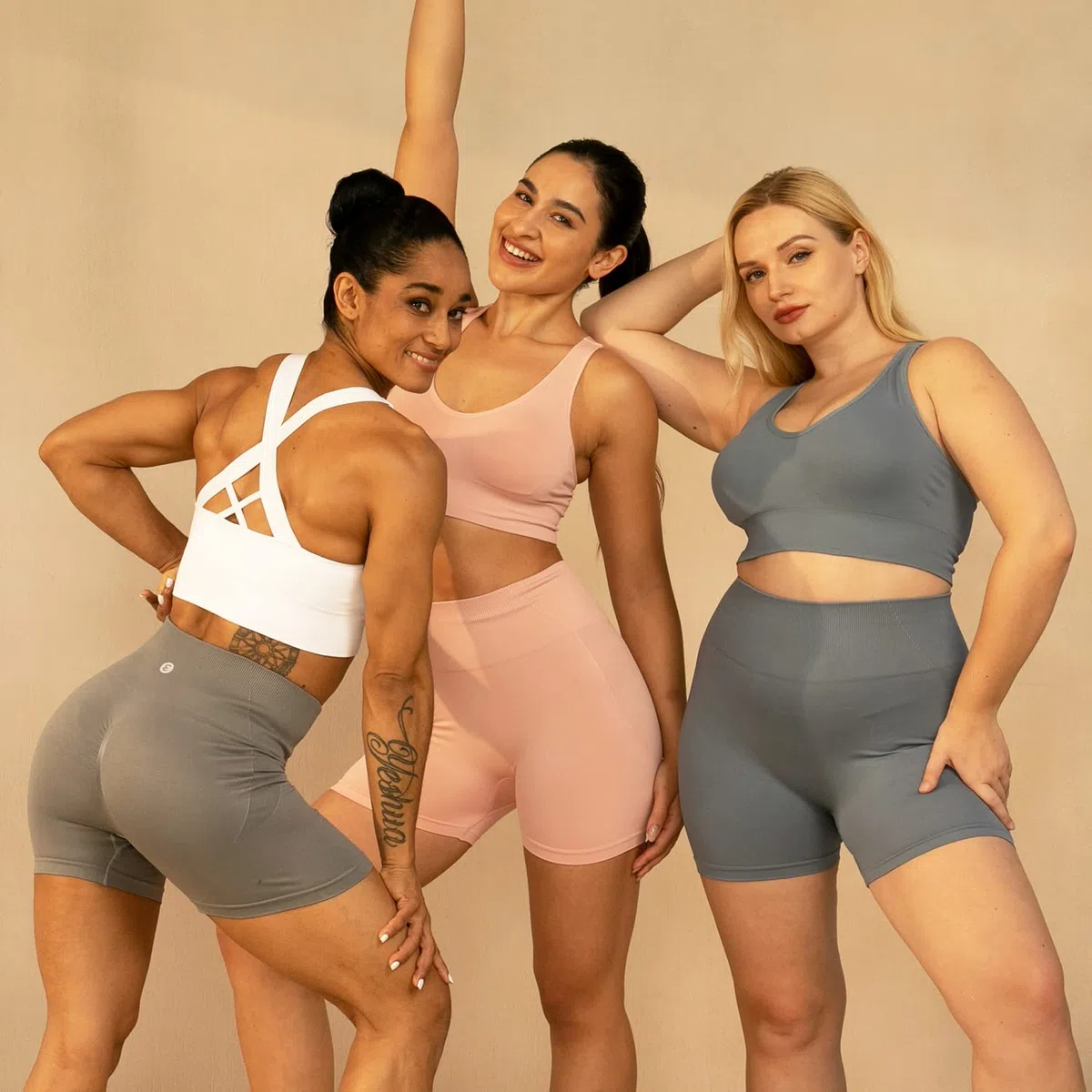 Evercute, Reggiseno Sportivo da Donna, Imbottito, a Sostegno Medio, con Spalline Incrociate, Senza Cuciture, per Yoga, Atletica ed Esercizi ad Alto Impatto