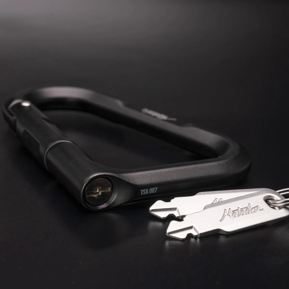 Matador BetaLock – Moschettone di bloccaggio e lucchetto da viaggio 2 in 1; lucchetto TSA per bagagli e viaggi; moschettone resistente con chiavi incluse, ideale per EDC, zaino in spalla,