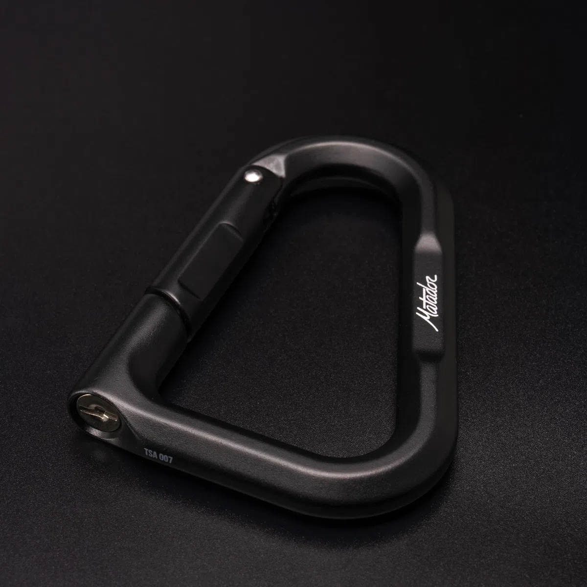 Matador BetaLock – Moschettone di bloccaggio e lucchetto da viaggio 2 in 1; lucchetto TSA per bagagli e viaggi; moschettone resistente con chiavi incluse, ideale per EDC, zaino in spalla,