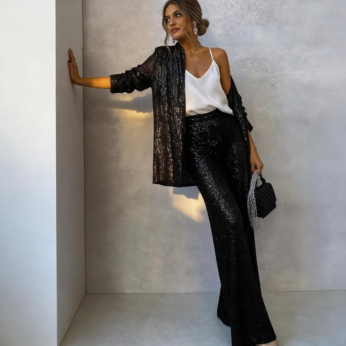Completo da donna con paillettes composto da un elegante blazer con scollo a V e pantaloni a vita alta e gamba larga, un scintillante completo da festa in due pezzi.