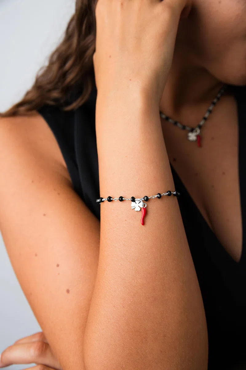 Bracciale Donna Oro o Argento - Gioiello con Ciondolo Portafortuna Cornetto Rosso e Quadrifoglio in Acciaio Inossidabile - Realizzato a Mano Regolabile da 16 a 22 cm - Made in Italy