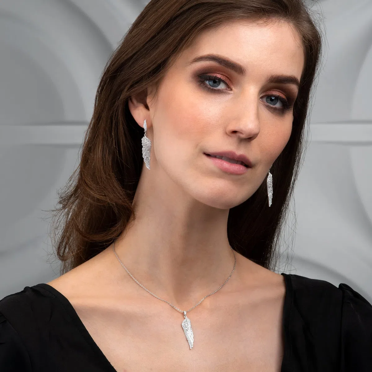 namana Collana in Argento Sterling 925 con Ciondolo a Forma di Ali d'Angelo, Collana Donna con Pietre Bianchi o Neri, Collana per Donna e Ragazza con Ciondolo a Forma di Ala d'Angelo