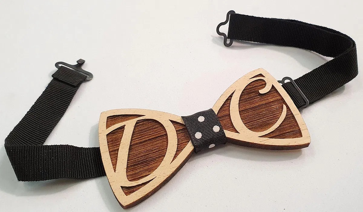 Papillon/farlallino in legno personalizzato con iniziali incise- perfetto per eventi e feste eleganti