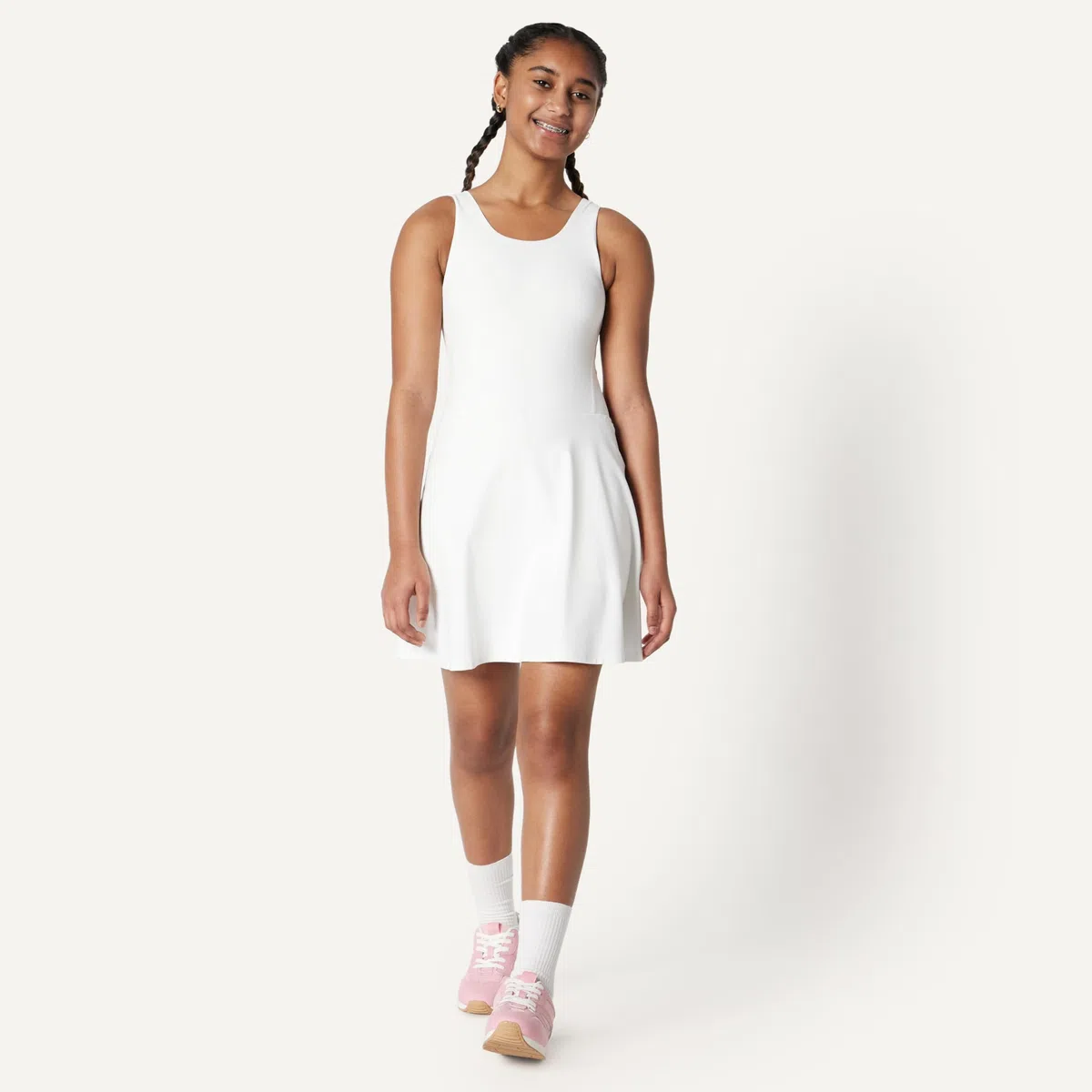 Amazon Essentials Bambine e Ragazze Abito da Tennis Tecnico in Tessuto Formflex Morbidissimo con Body, Reggiseno e Pantaloncini Integrati