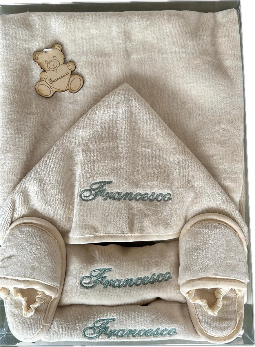 Asciugamano Accappatoio Poncho con cappuccio neonati in spugna Colore Ecru PERSONALIZZATO 1 paio ciabattine e 2 bavaglie IDEA REGALO NASCITA Ciondolo in legno personalizzato OMAGGIO