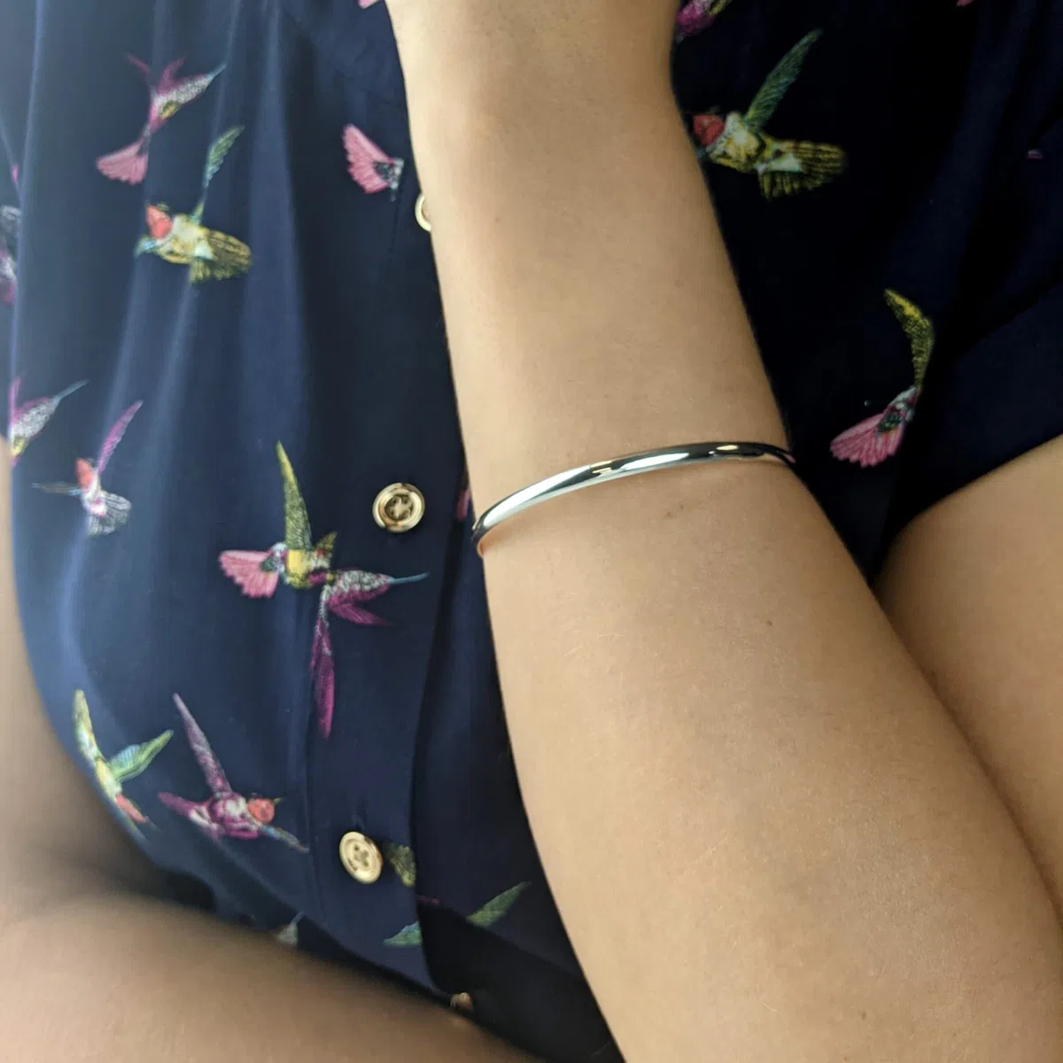 Silverly Braccialetto in Argento Massiccio Impilabile Rotondo da 4mm da 25 Pezzi | Bracciale in Argento Sterling con Fascia Curva Piatta per Donna | Elegante Bracciale Sottile in Argento Impilabile