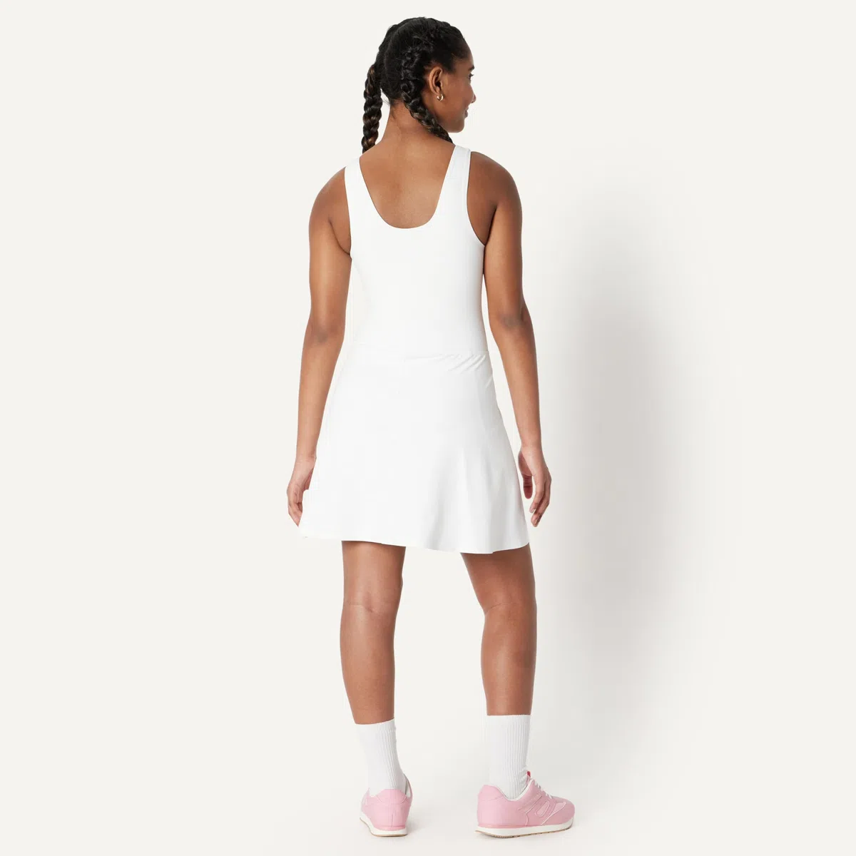 Amazon Essentials Bambine e Ragazze Abito da Tennis Tecnico in Tessuto Formflex Morbidissimo con Body, Reggiseno e Pantaloncini Integrati