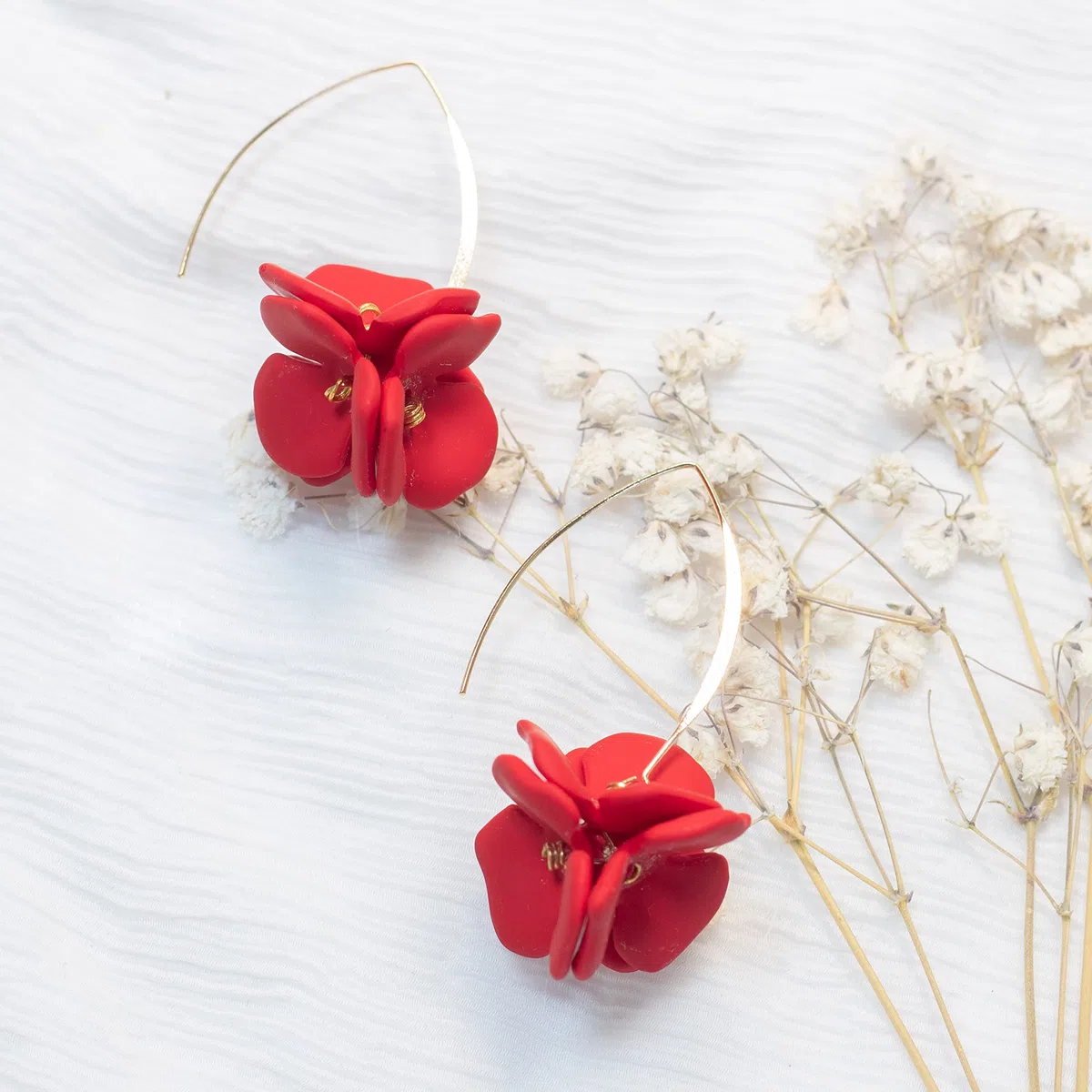NILUXE DESIGN - Orecchini Fiori Pendenti con Gancio Placcato in Oro - Orecchini Donna Petali - Orecchini Festa Estate - Belli da Indossare e Ideali da Regalare(Rosso)