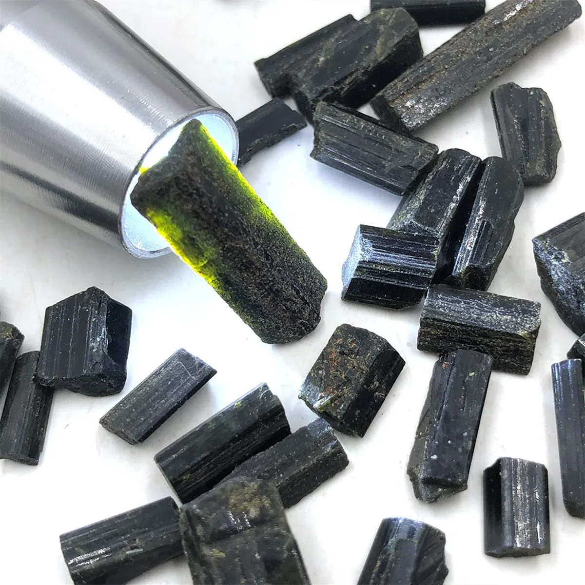 Cristallo Naturale Grezzo 10 g tormalina Verde Naturale Grezza Gemma di Cristallo Schorl Esemplare Originale creazione di Gioielli in Pietra Grezza Decorazione della Stanza