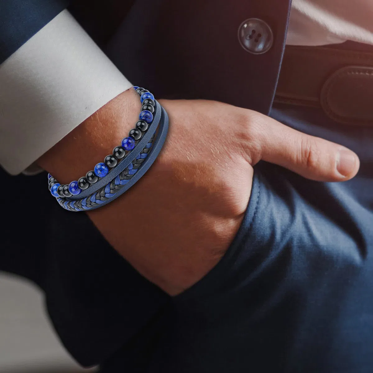 Bracciale Uomo Pelle Classico Cuoio Braccialetto Uomo con Calamita Fibbia in Acciaio Inossidabile ed Esclusivo Portagioie per Braccialetti l'idea di Regali