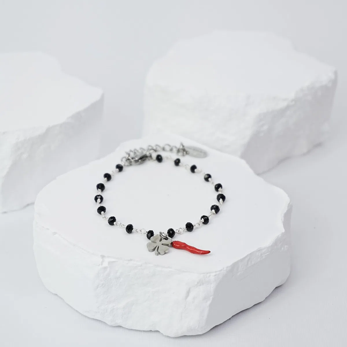 Bracciale Donna Oro o Argento - Gioiello con Ciondolo Portafortuna Cornetto Rosso e Quadrifoglio in Acciaio Inossidabile - Realizzato a Mano Regolabile da 16 a 22 cm - Made in Italy