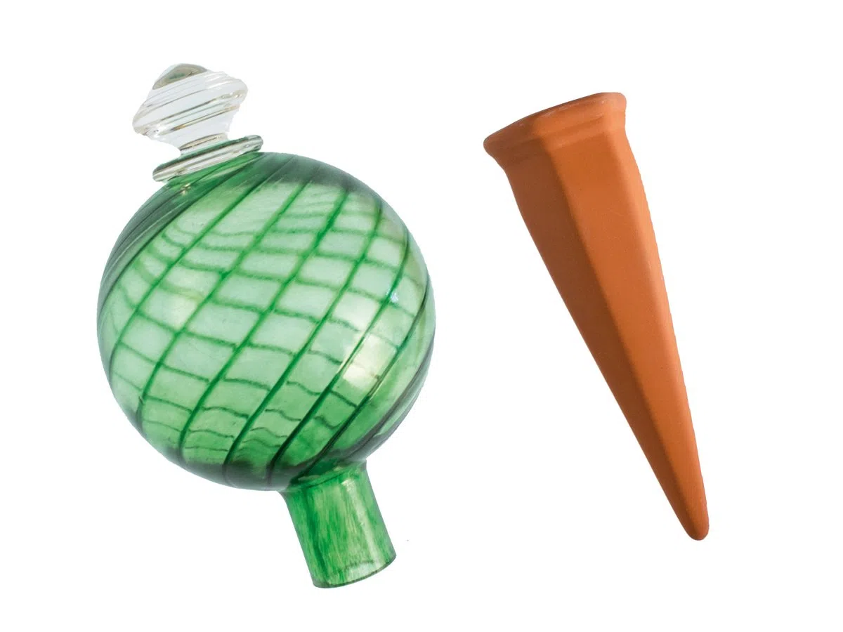340 g Fluted Green Swirl Finale Irrigazione Globe & Plant Nanny Stake Set