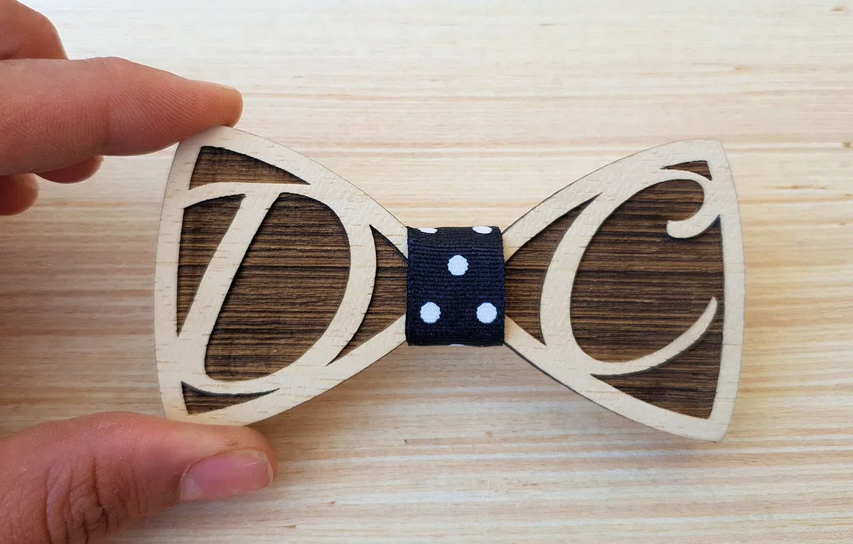 Papillon/farlallino in legno personalizzato con iniziali incise- perfetto per eventi e feste eleganti