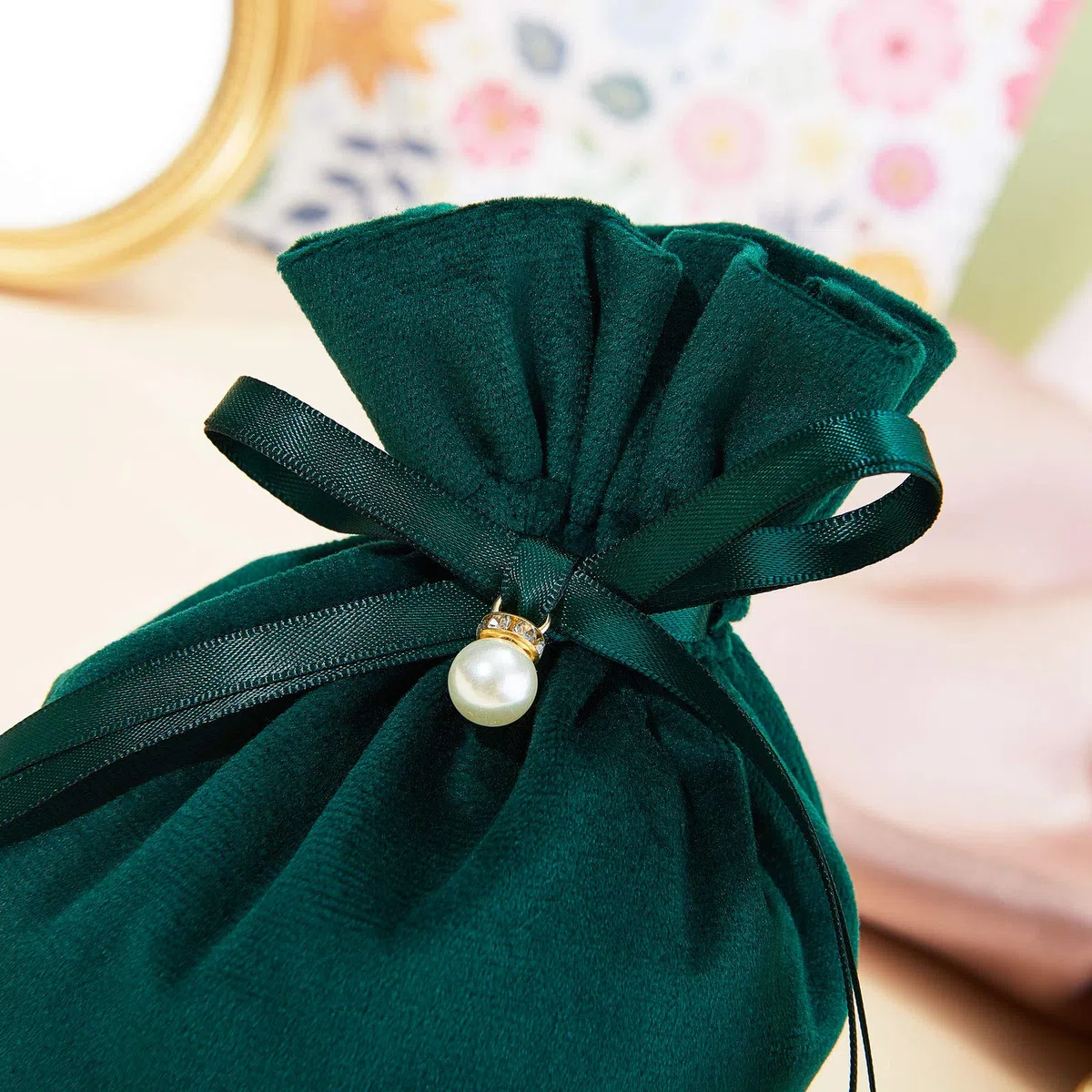 DanLingJewelry 10 sacchetti in velluto verde scuro con coulisse e perle di imitazioni in plastica per confezioni regalo per celebrazioni nuziali (13,2 cm x 14 cm x 0,4 cm)