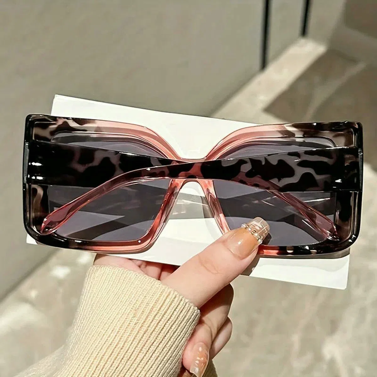 Occhiali da Sole Square Fashion Sunglasses for Women - Chic Tortoiseshell & Leopard Print Frames with Gradient Lenses Travel Parties-Gray Pink