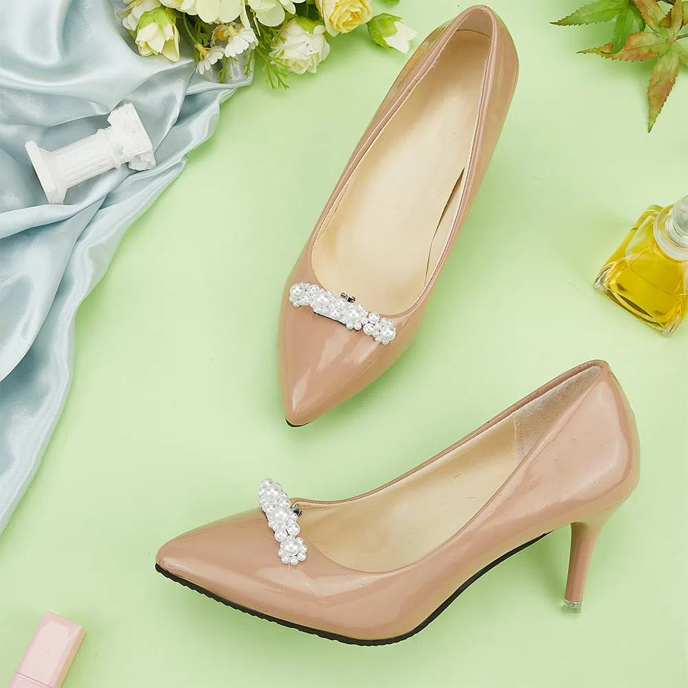 FINGERINSPIRE 2 Pz Fermagli per Scarpe con Fiori di Perle Bianchi Aggetti per Decorazioni Floreali per Scarpe con Perle, Ciondoli Decorativi per Calzature da Sposa, Tacchi, Sandali