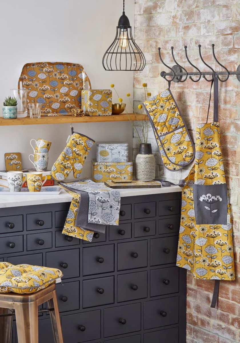Cooksmart Grembiule Impermeabile in PVC dal Design Britannico, Grembiule da Donna per Pulizia o Cucina, Grembiule Impermeabile da Donna con Coulisse – Prato retrò