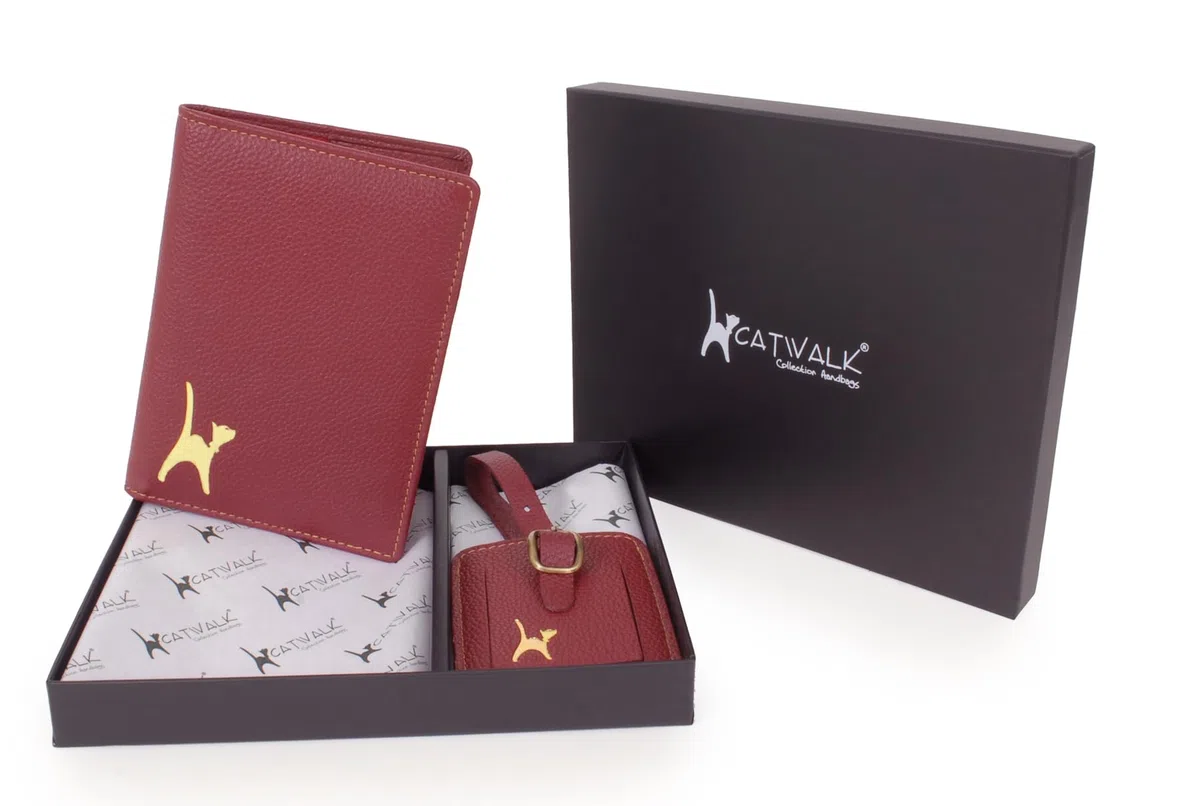 Catwalk Collection Handbags - Porta Passaporto e Etichetta Valigie Donna Pelle - Set Regalo Viaggio - Copri Passaporto e Targhetta Bagaglio - Rosso